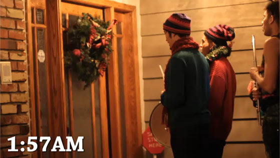 Video : クリスマスを盛大に24時間祝うため、真夜中に他人の家の玄関先に押しかけ、大声でクリスマス・キャロルを歌い、警察を呼ばれたら、おまわりさんも祝福してあげる聖なるイタズラの動画…！！