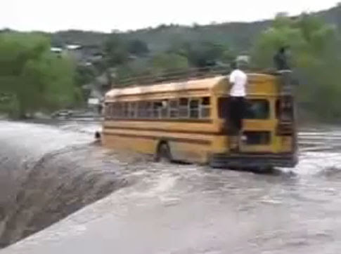 Video: リアル恐怖の報酬 ! ! 洪水で水没した激流真っ只中の橋を渡ろうとするニカラグアの絶体絶命大型バス ! !