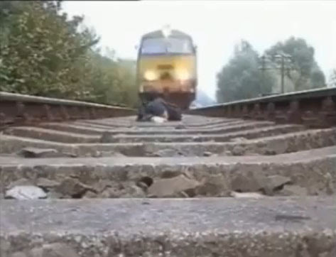 Video: 超危険映像！！轢死するのを承知で線路に寝て身をひそめ、列車の通過を待ち構えるクレイジーな男！！