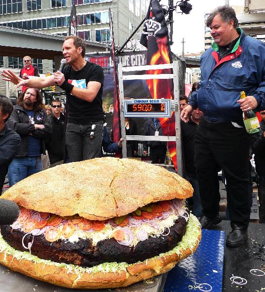 Damn Fresh Pics Barbecue Chef Makes World’s Biggest Hamburger