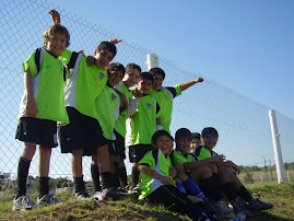 CHICOS DE LA ESCUELA SPORTING LOMAS CON LAS REMERAS CER