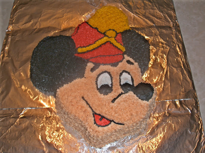 A better look at the Mickey Mouse cake from above