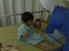 عمر مع ممرضتها في المستشفى