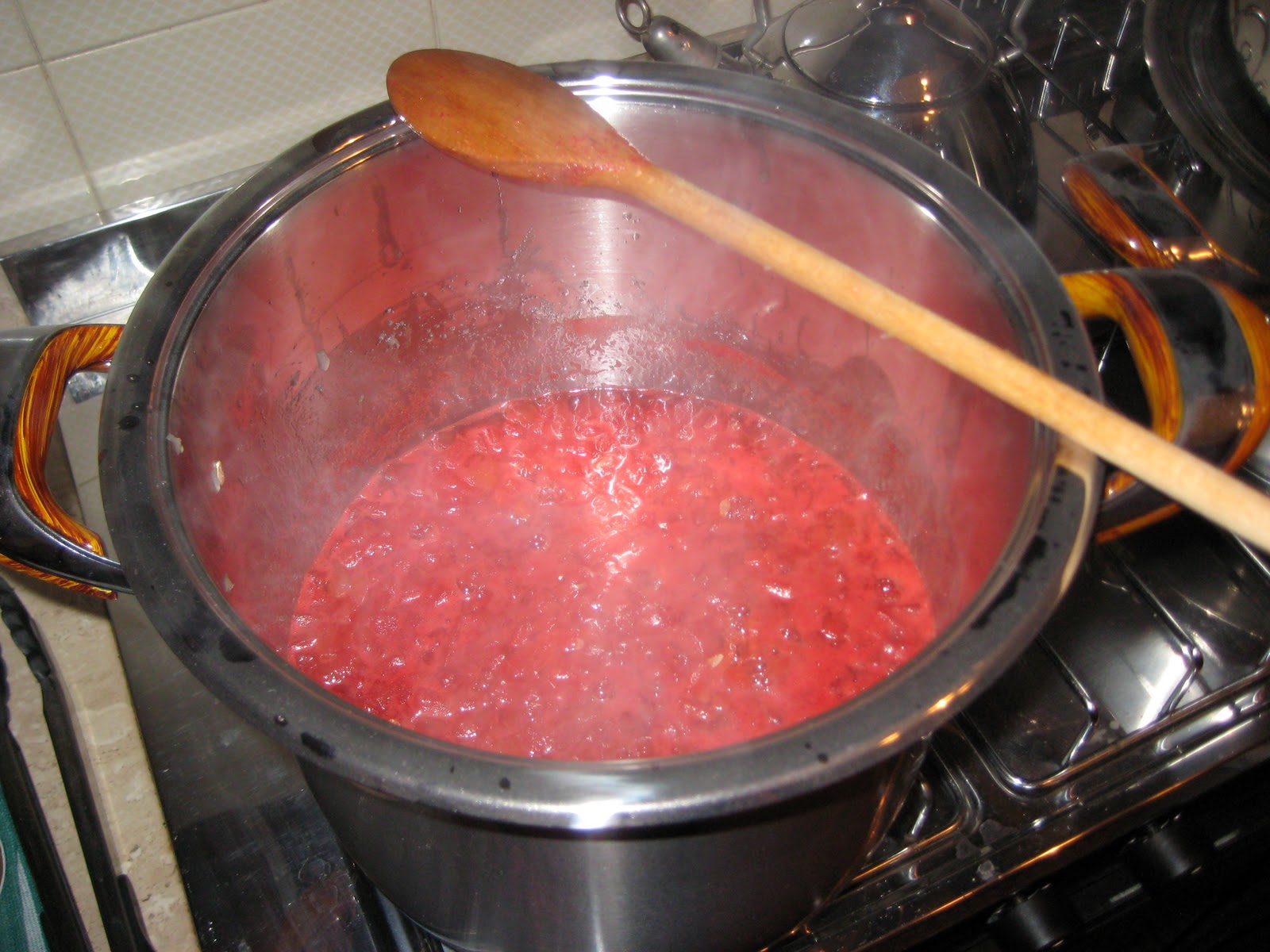 Рецепты красной воды. Кастрюля для варенья. Варенье из помидоров красных. Варенья в кастрюле разные. Красная кастрюля помидор.