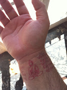 . tatouage mais sur le poignet droit (le pourquoi du comment plus bas) . photo 