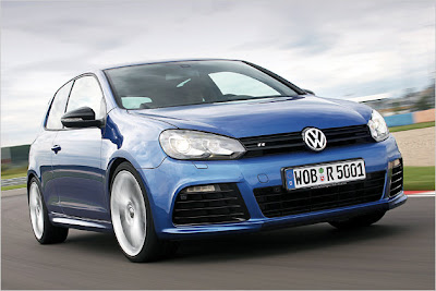 The Golf R replaces the R32. While the predecessor took a 3.2-liter V6 for 250 hp, the R has only a two-liter four-cylinder engine and makes 20 hp more. The consumption is 8.5 liters, with more than two liters lower than the R32. As the R32 is also the R is a wheel drive vehicle. It can be ordered for 36,400 euros.