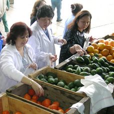 [kaiser+farm+market+employees.jpg]
