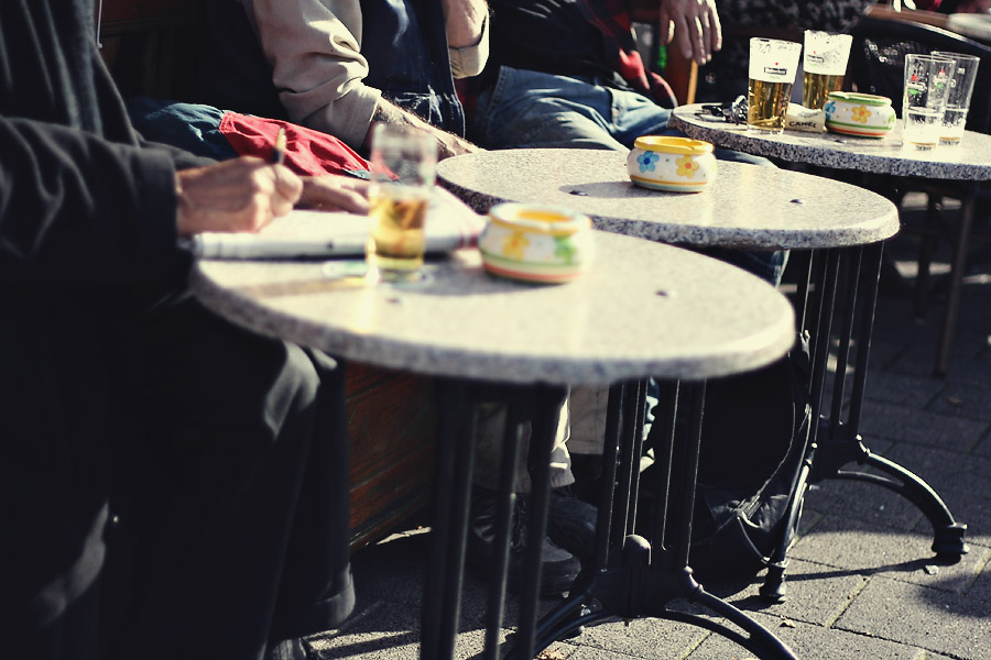 [People+Drinking+beer+outside.jpg]