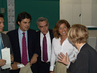 El Dr. Antonio Guedes junto a Jorge Moragas y Ana Botella conversando con Enma Bonino