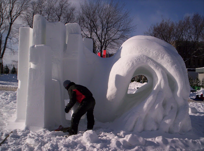 Luis Prada. Moviendo bloque de nieve para montarse sobre la pieza