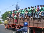 [bonek+naik+mobil+truk.bmp]
