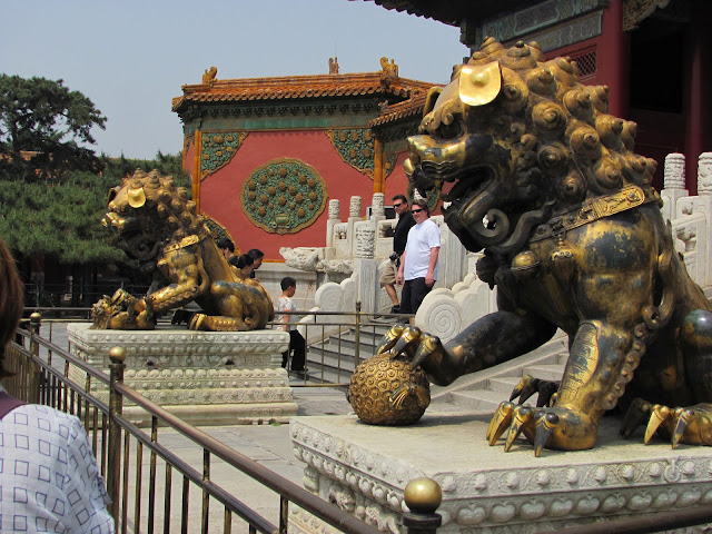Resultado de imagem para Leões nas portas na china