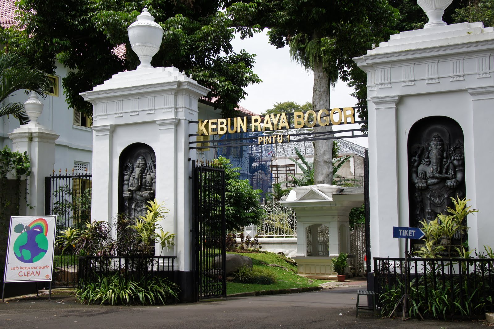 Bogor Botanical Garden 