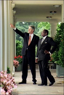 [Mugabe+and+Bill+Clinton.jpg]