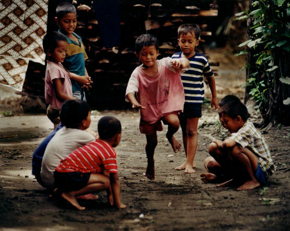 Hasil gambar untuk gambar anak kecil sedang bermain