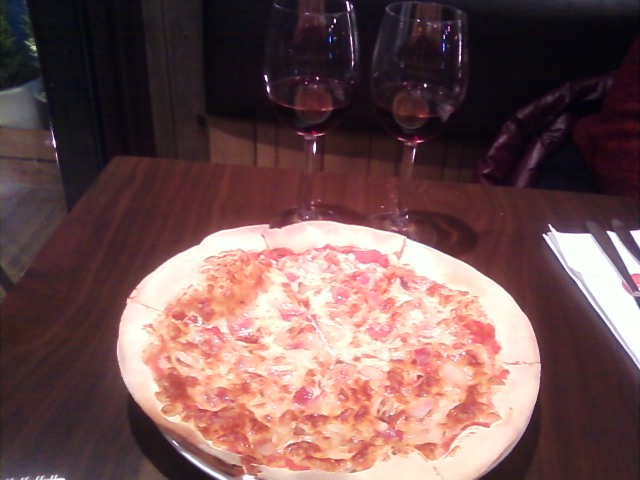 [bacon+garlic+pizza.jpg]
