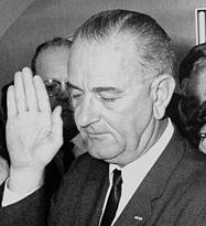 [300px-Lyndon_B__Johnson_taking_the_oath_of_office,_November_1963.jpg]