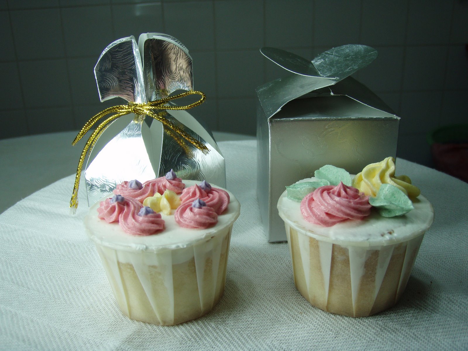 [cupcake+gift+box+1b.jpg]