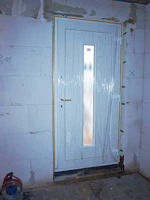 Bericht von der Baustelle: Fenster und Haustür sind eingebaut