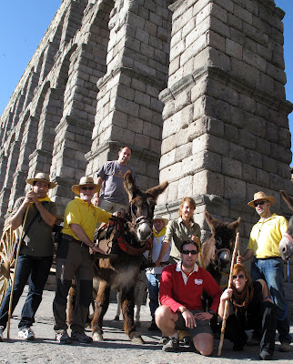 Camino de Santiago desde Madrid en burro a su paso por el acueducto de Segovia