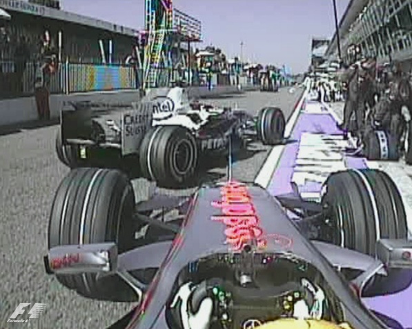 [Hamilton+pit+lane+Kubica+nearly+crash.jpg]