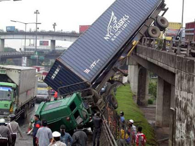 lorry at Slipi junction