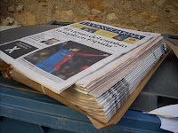 ejemplares de La Vanguardia tirados en un contenedor