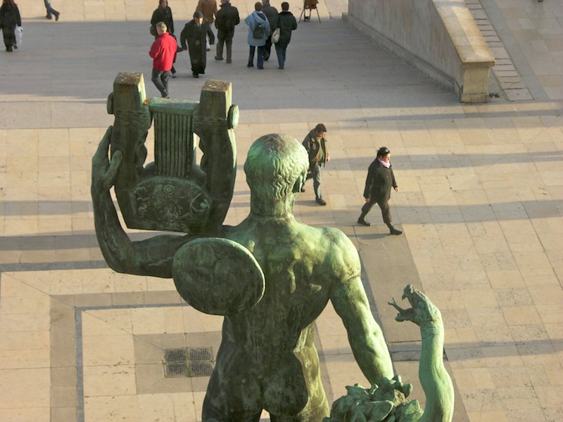 [Apollon_au_Trocadero_de_dos.jpg]