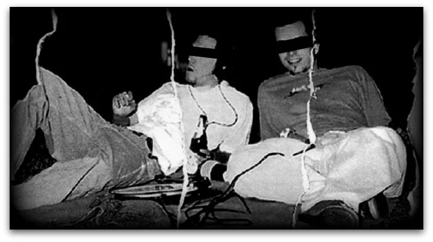 Jens Mahnke und Timo Miller in den 90ern mit einem Plattenspieler und Baggypants auf einer Decke sitzend