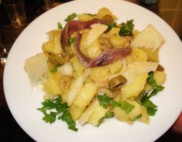 Salata de vara cu cartofi noi, capere si ansoa