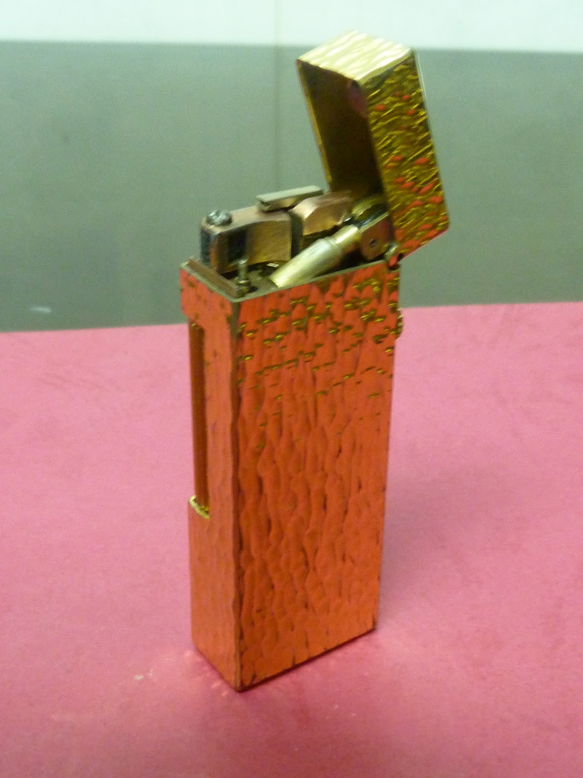 COLLECTIBLE CURIO Vintage Dunhill Gold Plated Lighter (working)