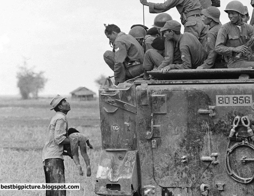 Guerre du Vietnam, des bombes explosent au napalm sur structures Viet ...