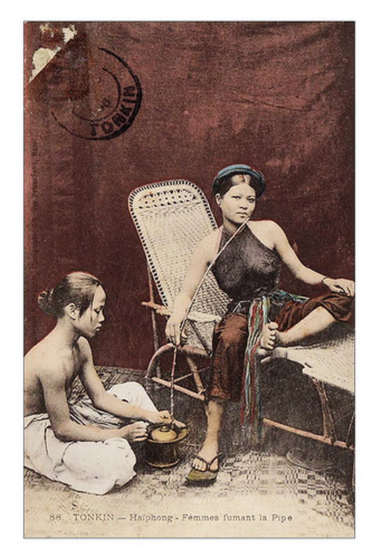 Hải Phòng 1906 - người phụ nữ hút thuốc lào