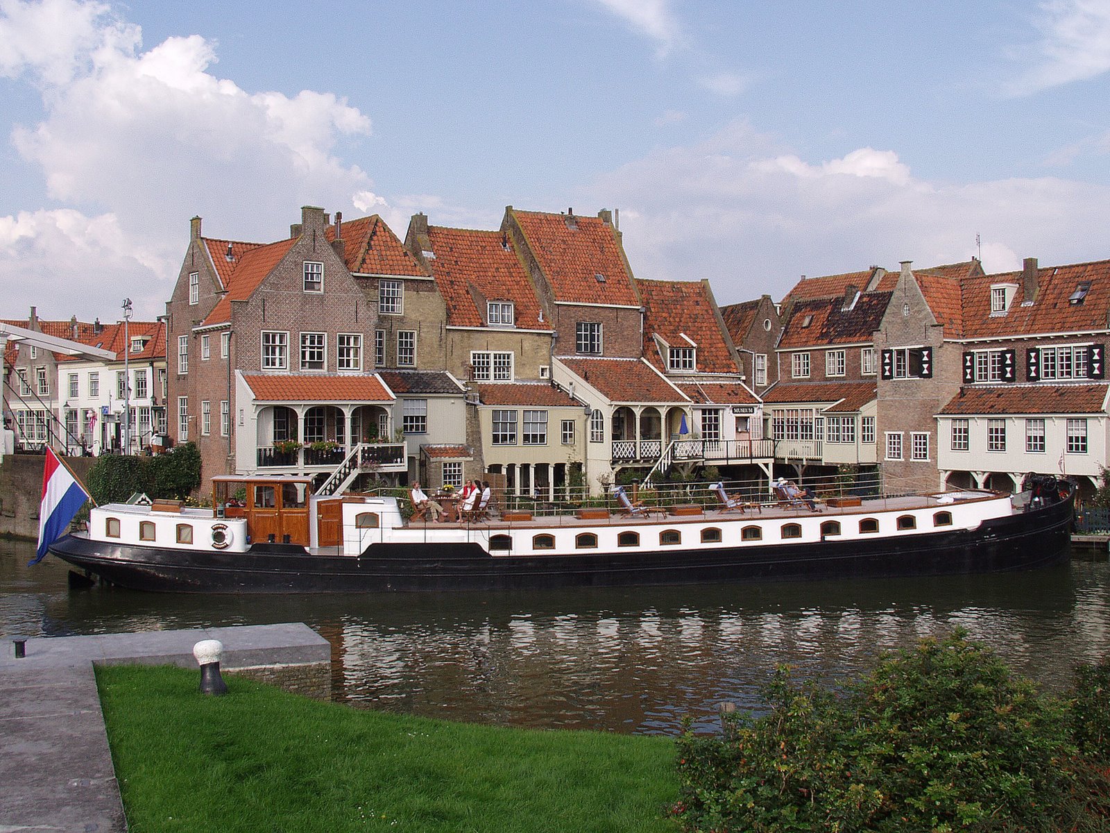[Golden+Odyssey+Leaving+Enkhuizen_the+canal+barge.jpg]