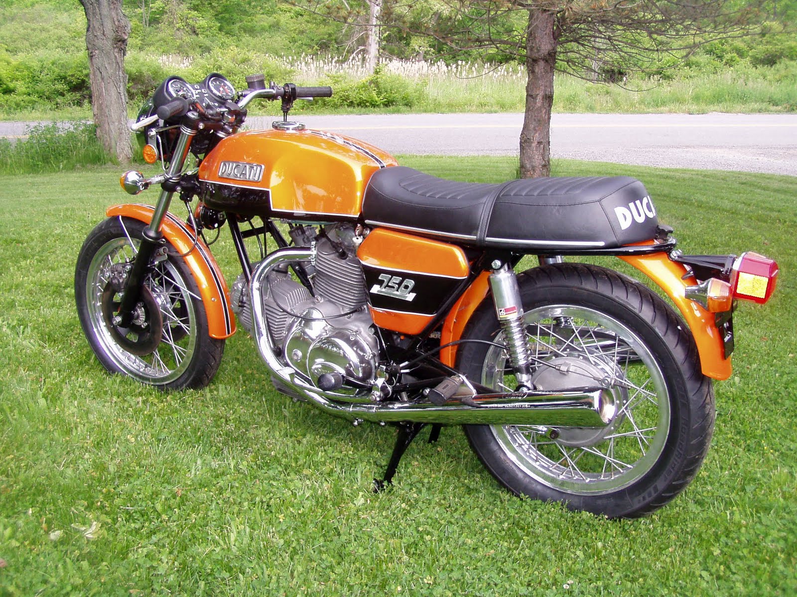 RPM RELIGION: Ducati 750 GT