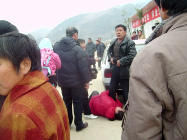 [éƒ§è¥¿è­¦å¯Ÿæ‰“äºº2.jpg]