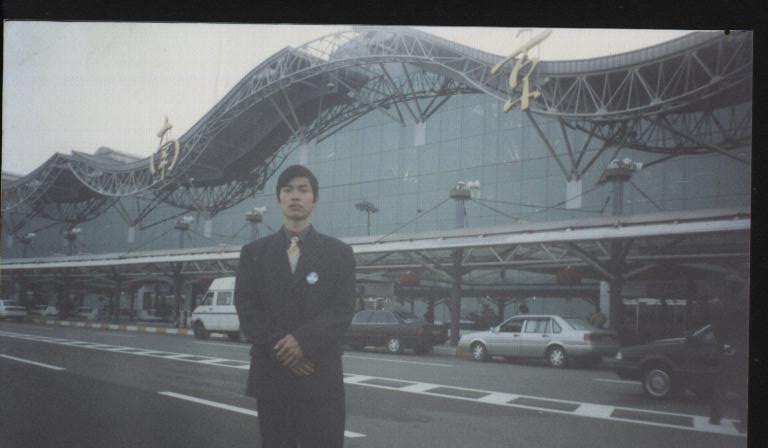 [卢洪福生前照片]