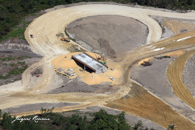 vue aérienne d'un échangeur du chantier de l'autoroute A65 Langon Pau