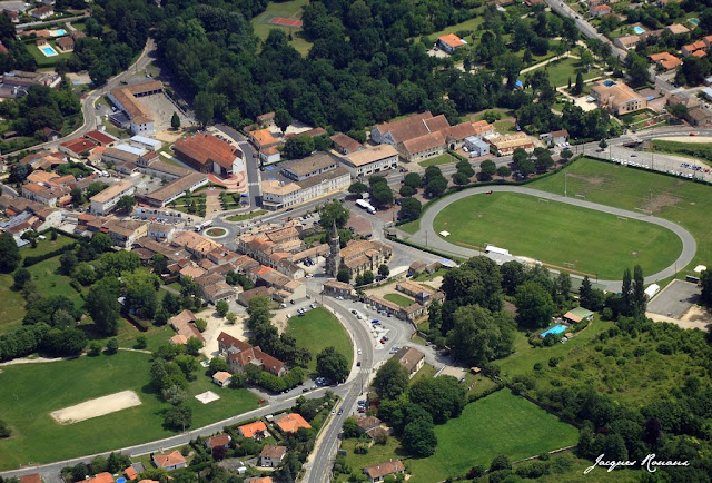 vue aerienne de la commune de Léognan