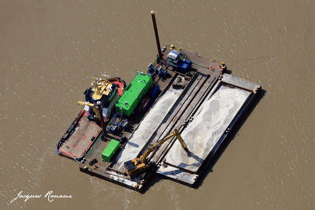 vue aerienne d'une barge sur la Garonne au niveau du chantier du Pont Bacalan Bastide