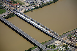 photo aérienne de la passerelle Eiffel et du nouveau pont SNCF de Bordeaux