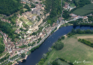 Vue aérienne du château médieval de Beynac en Cazenac dans le Périgord