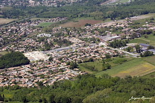 Vue aérienne générale de la ville de Cadaujac en Gironde