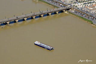 Vue aérienne de la barge transportant les tronçons de l'Airbus A380 à l'arrêt devant le Pont de Pierre