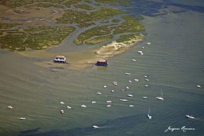 Vue aérienne de l'ile aux oiseaux sur le Bassin d'Arcachon avec les maisons sur pilotis au premier plan