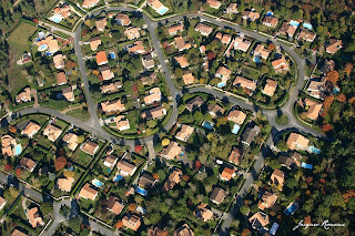 Vue aérienne d'un lotissement avec beaucoup de maisons avec piscines