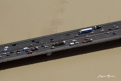 Vue aérienne d'un accident sur le Pont Mitterrand de Bordeaux