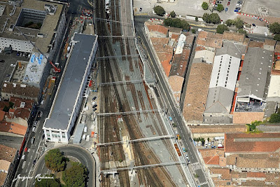 Photo aérienne du chantier du nouveau pont SNCF de Bordeaux. Mise en place des derniers rails.