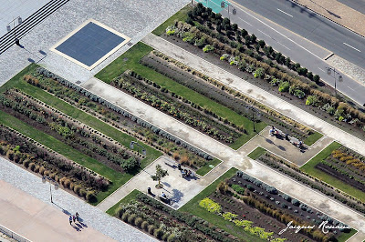 Vue aérienne rapprochée du Jardin sur les quais de Bordeaux