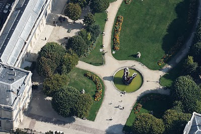 Vue aérienne du Crocodile de Guillaume Renou dans les jardins de l'hôtel de Ville de Bordeaux